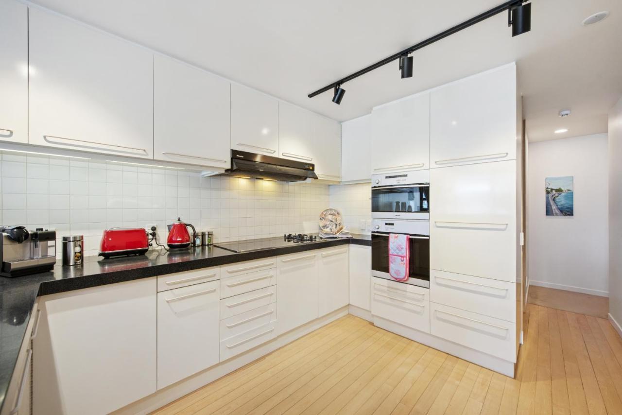 Bay Suites - 328 Oriental Parade Уелингтън Екстериор снимка