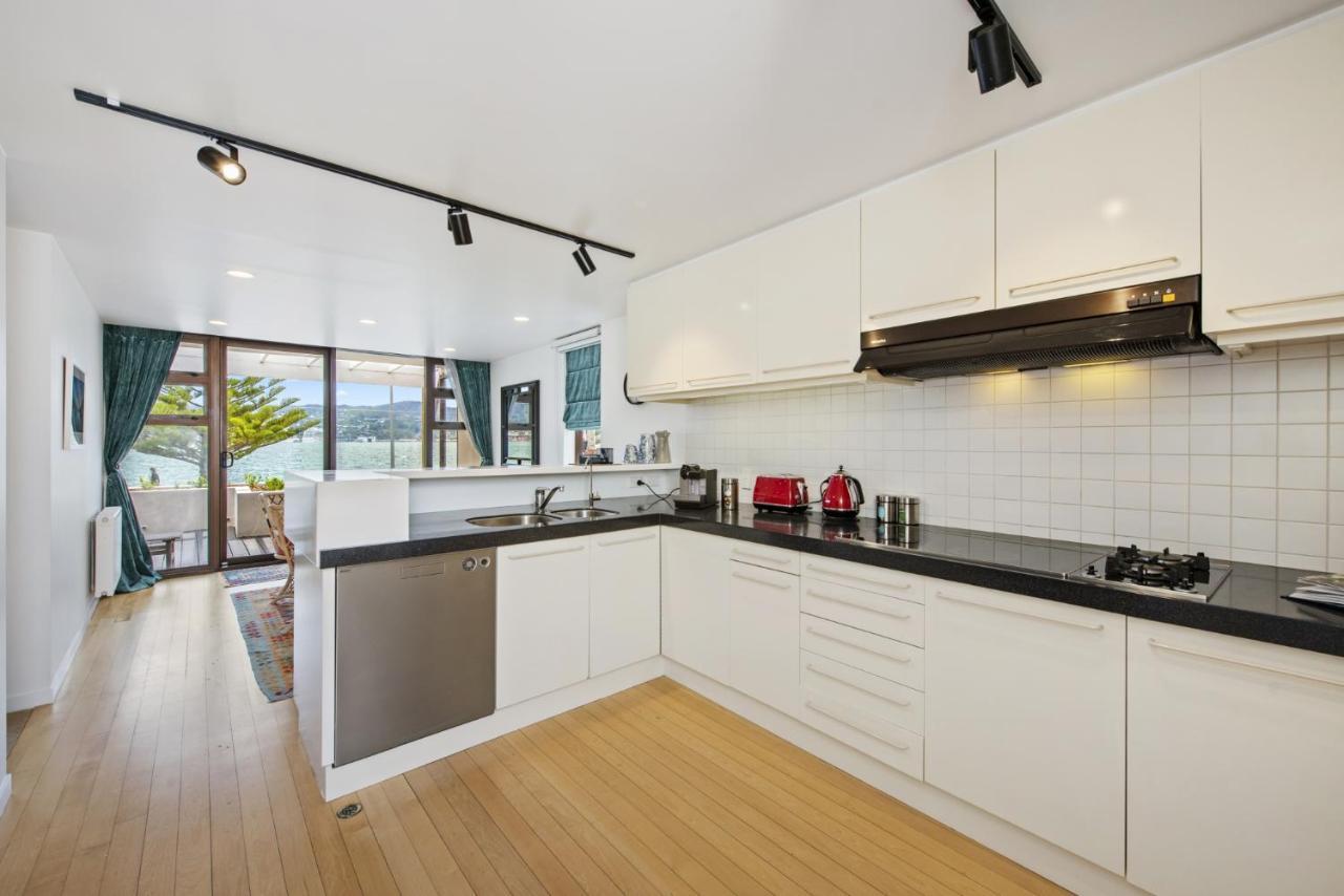 Bay Suites - 328 Oriental Parade Уелингтън Екстериор снимка