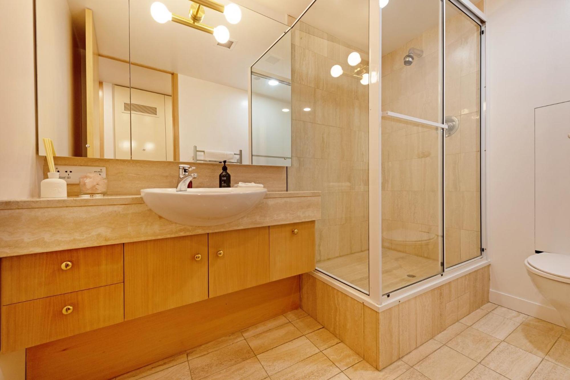 Bay Suites - 328 Oriental Parade Уелингтън Екстериор снимка