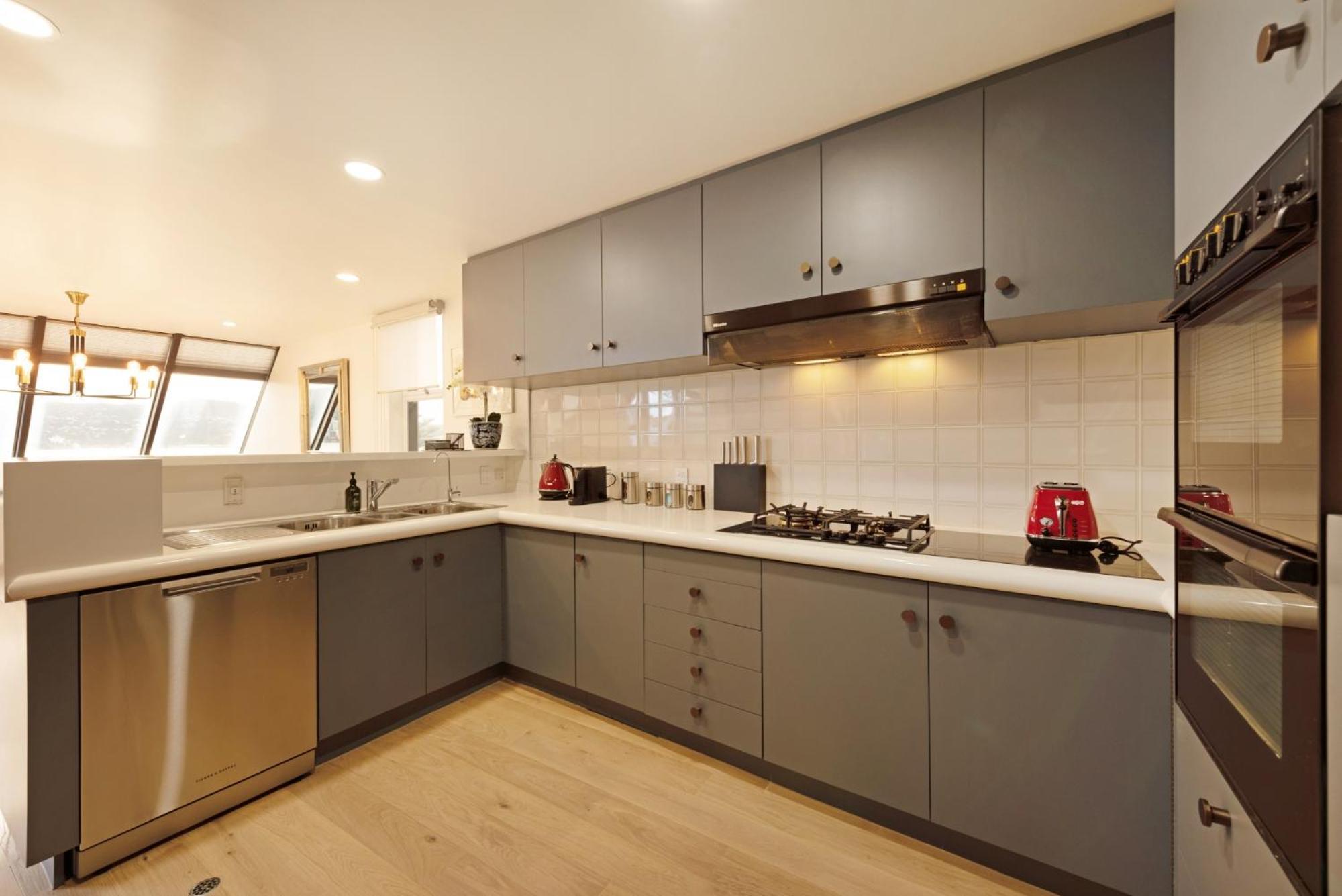 Bay Suites - 328 Oriental Parade Уелингтън Екстериор снимка