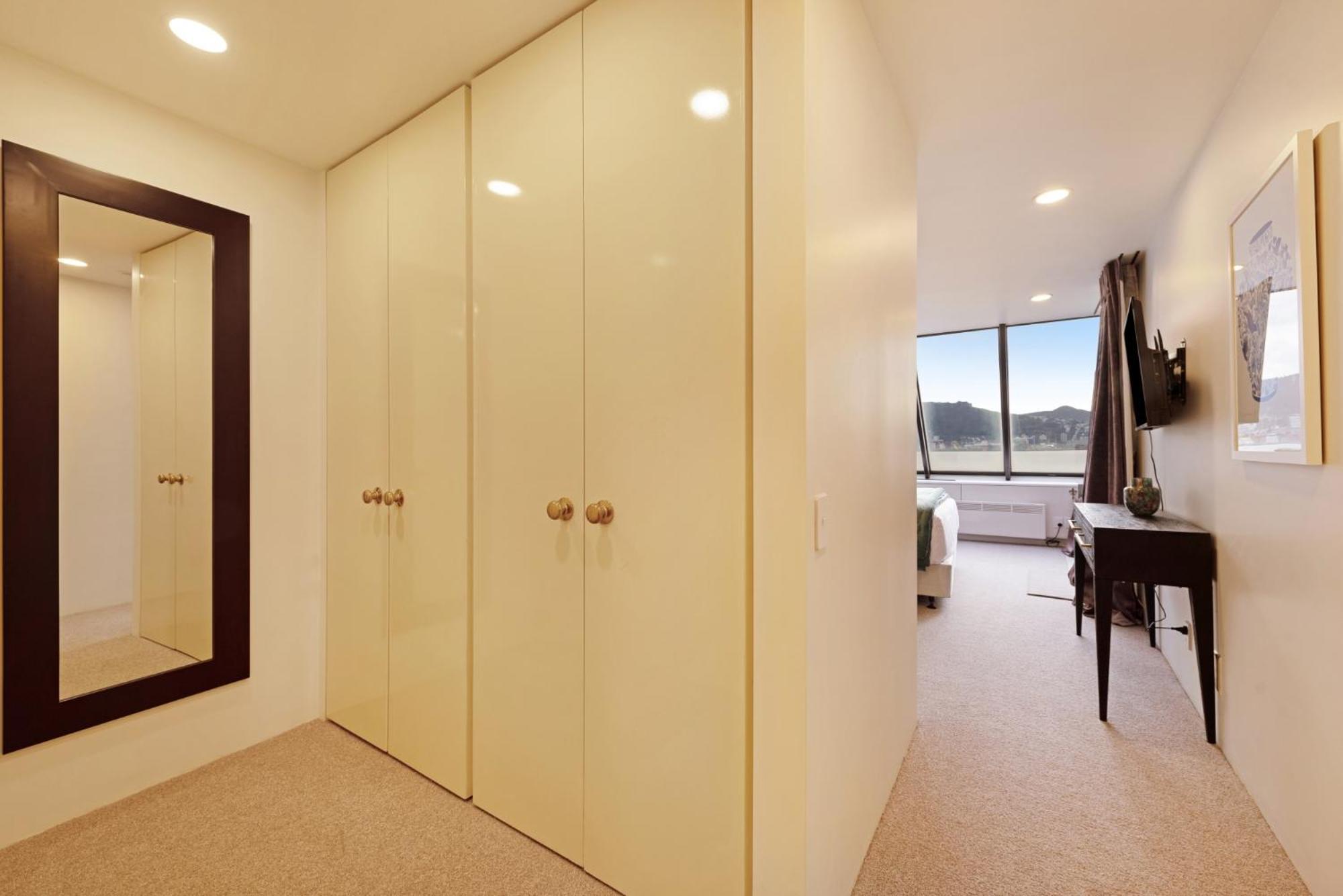 Bay Suites - 328 Oriental Parade Уелингтън Екстериор снимка