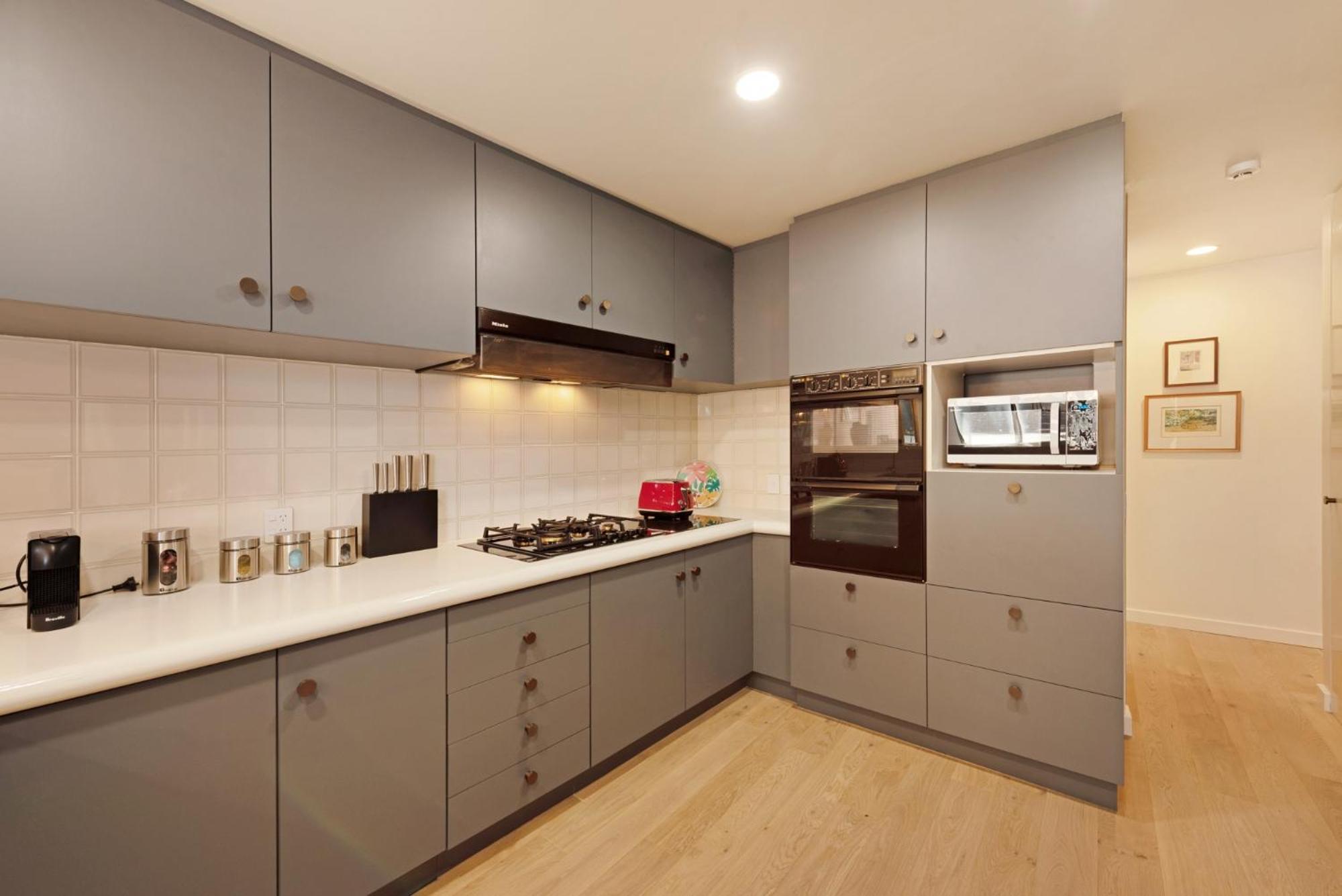 Bay Suites - 328 Oriental Parade Уелингтън Екстериор снимка