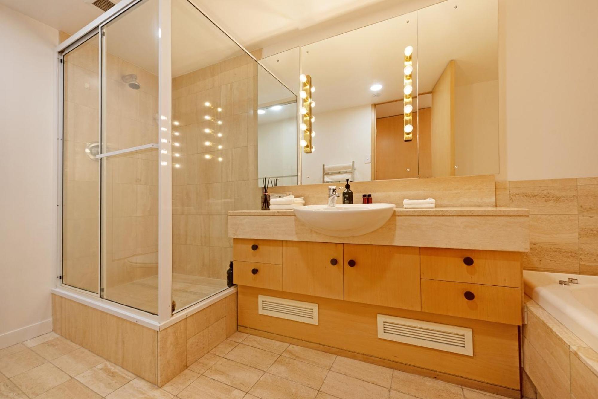 Bay Suites - 328 Oriental Parade Уелингтън Екстериор снимка