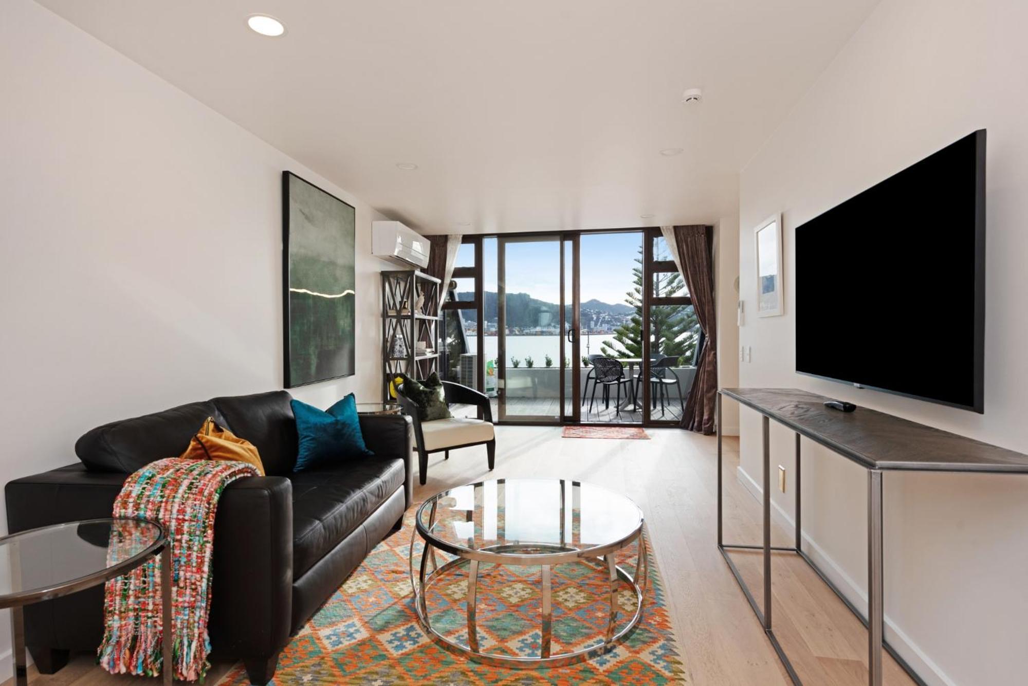 Bay Suites - 328 Oriental Parade Уелингтън Екстериор снимка